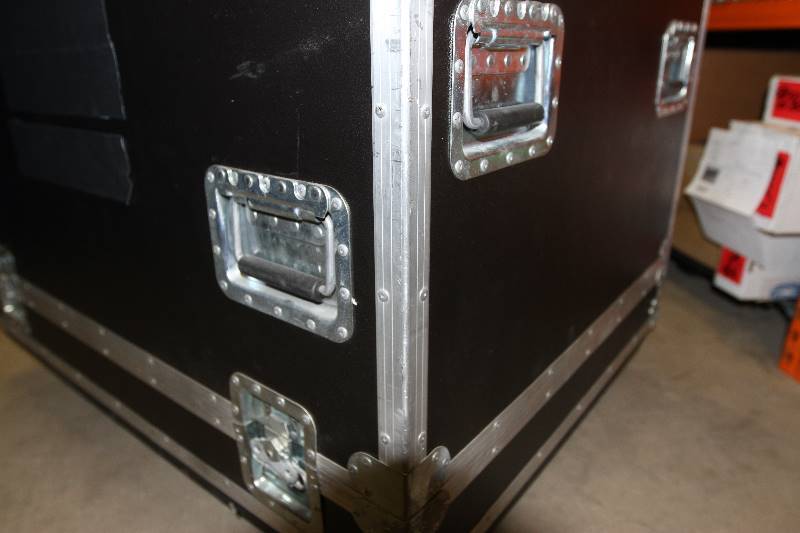 lot 121 image: R&R Large, Heavy-Duty Foam-Lined ShippingTravelStorage Case on Casters
