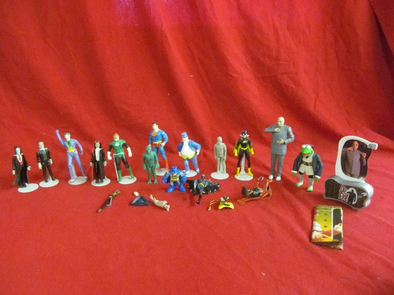 lot 121 image: Batman toys