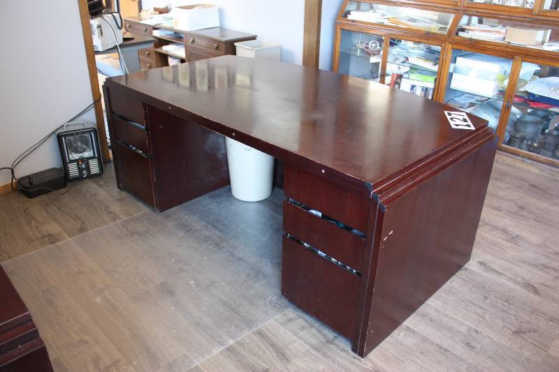 lot 127 image: Beautiful Cumberland Desk