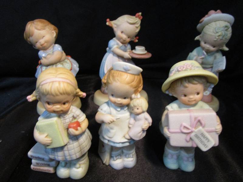lot 48 image: Figurines