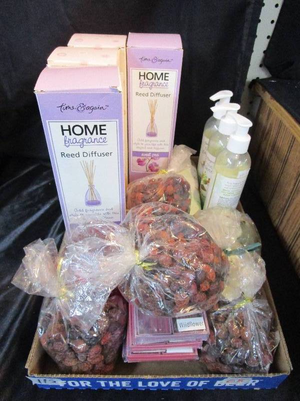 lot 68 image: Home Decorations