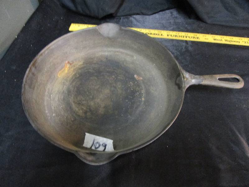 lot 75 image: Griswold Fry Pan #10 11 12