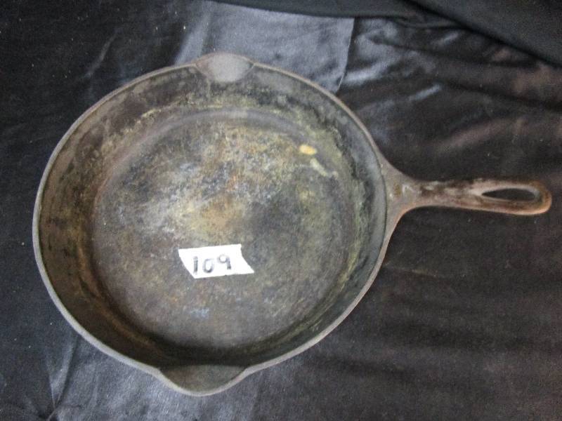 lot 76 image: Griswold Fry Pan #7