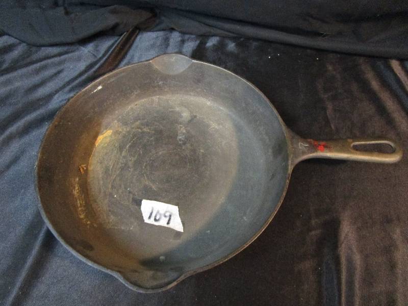 lot 77 image: Griswold Fry Pan #7