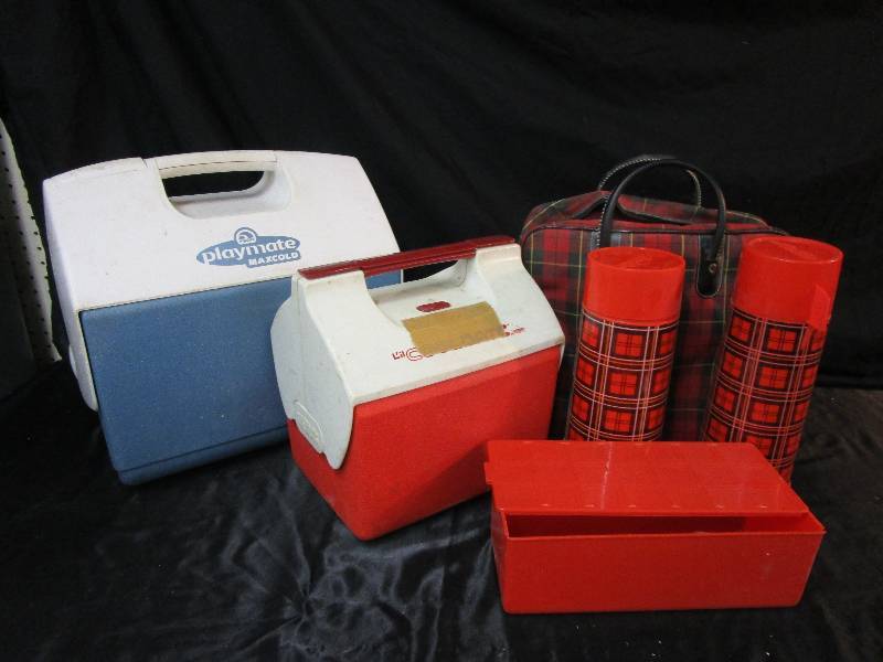 lot 80 image: Coolers and Lunch Box Set