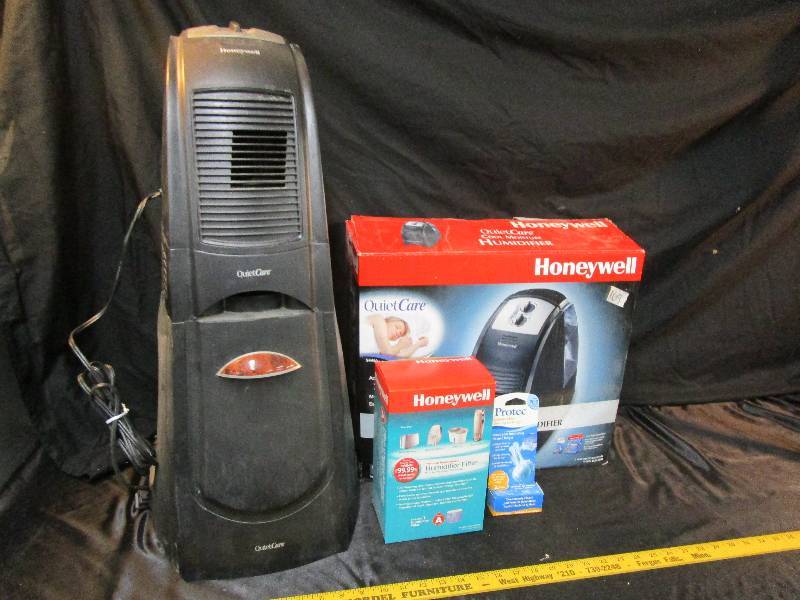 lot 89 image: Honeywell Cool Moisture Humidifier with Extras