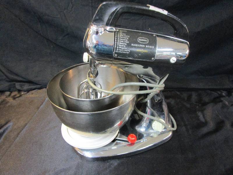 lot 116 image: Hamilton Beach Mixer, 2 bows and beeters