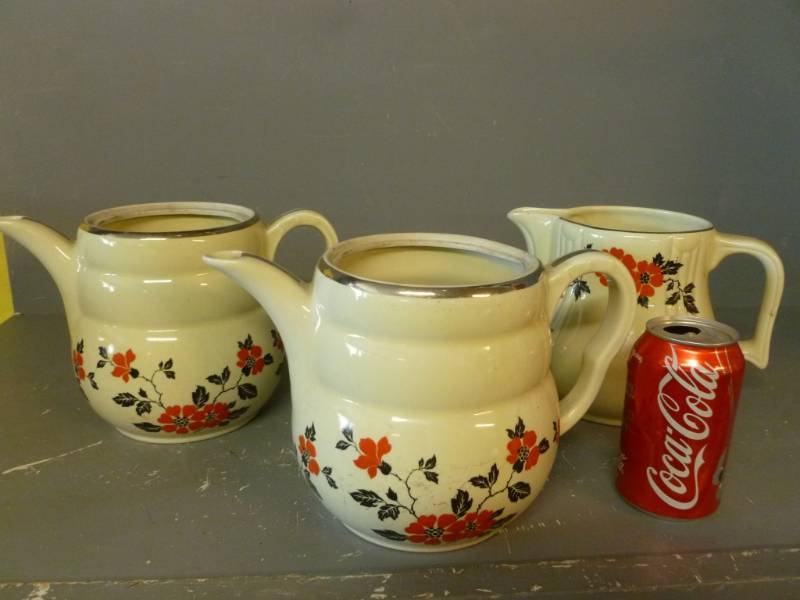lot 28 image: Hall Teapot