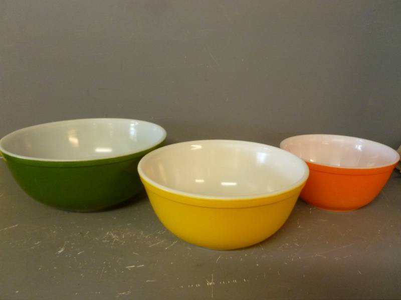 lot 29 image: Vintage Pyrex Bowl Set