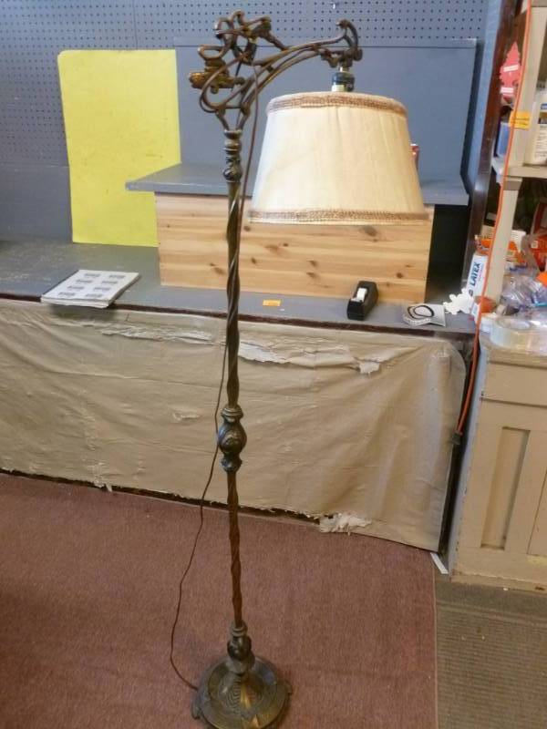 lot 50 image: Vintage Floor Lamp