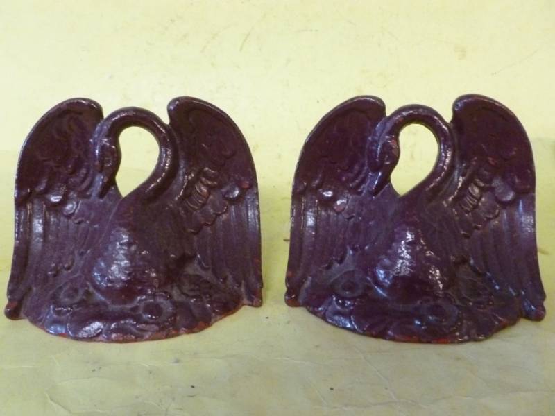 lot 72 image: Cast Iron Bookends