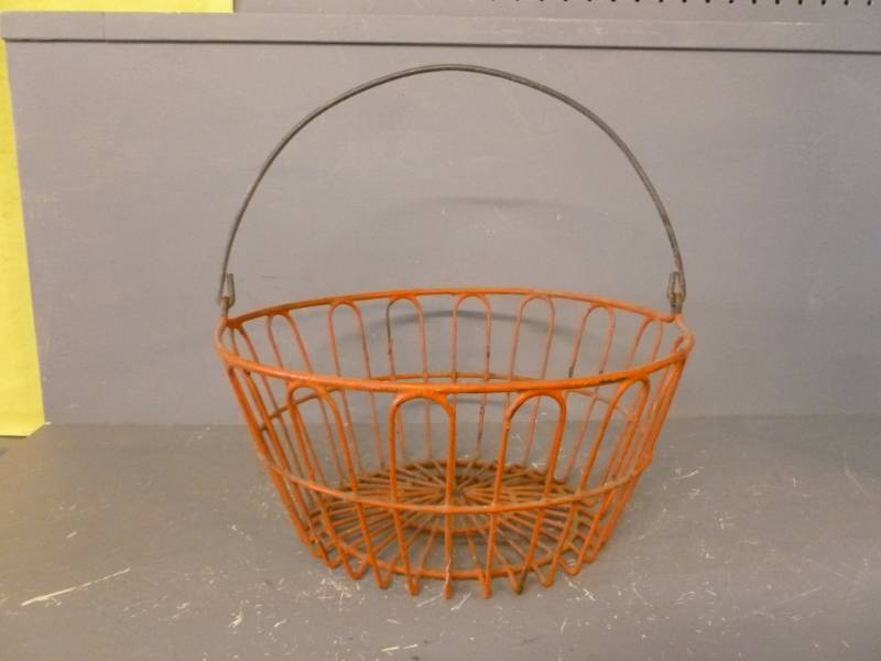 lot 85 image: Vintage Egg Basket