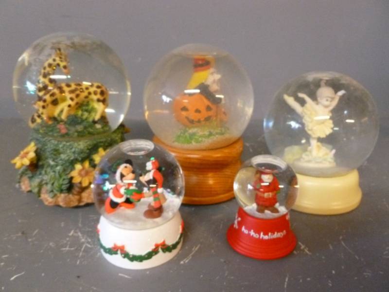 lot 89 image: Snow Globes