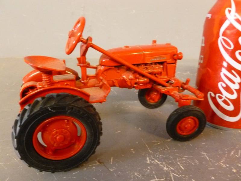 lot 90 image: Ertl Tractor