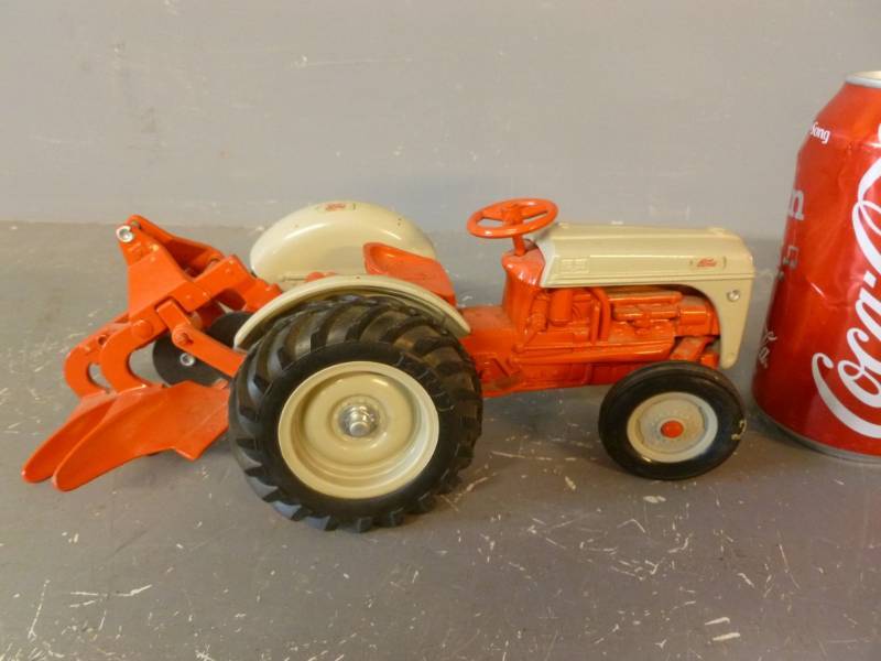 lot 92 image: Ertl Tractor