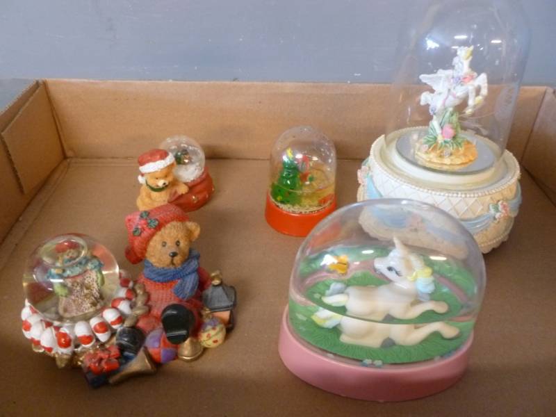 lot 88 image: Snow Globes