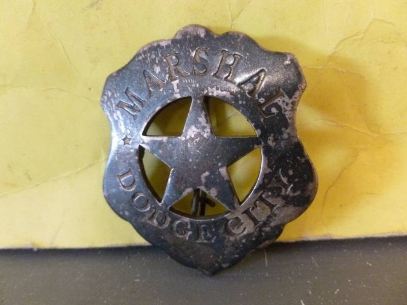 lot 103 image: Badge