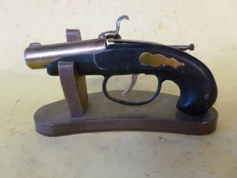 lot 129 image: Vintage Lighter
