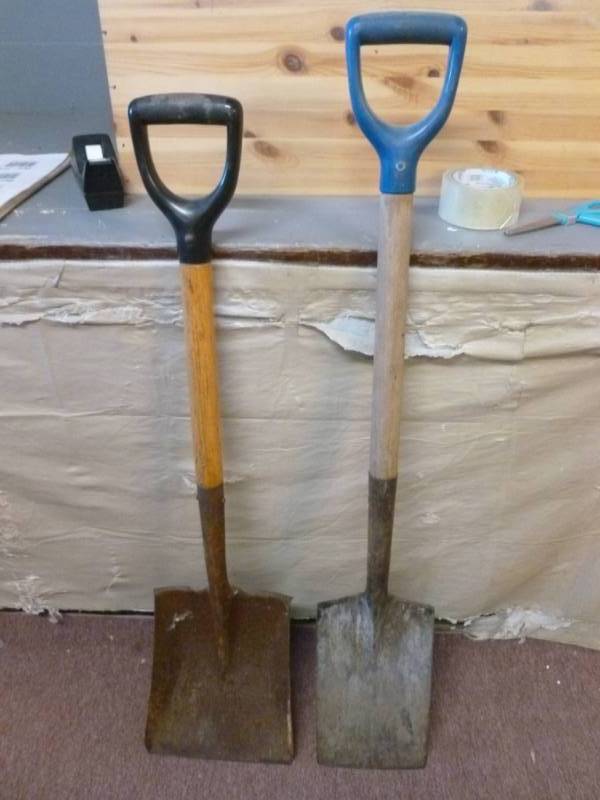 lot 131 image: Shovels