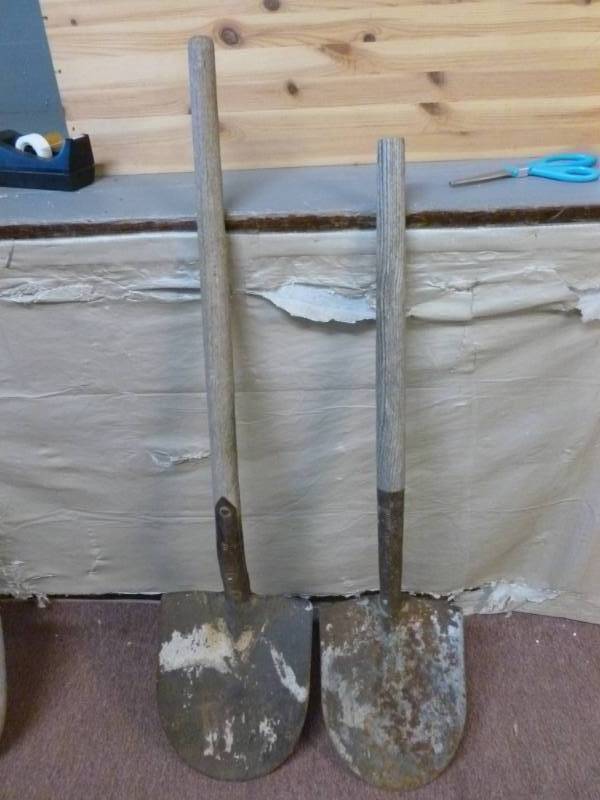lot 132 image: Shovels