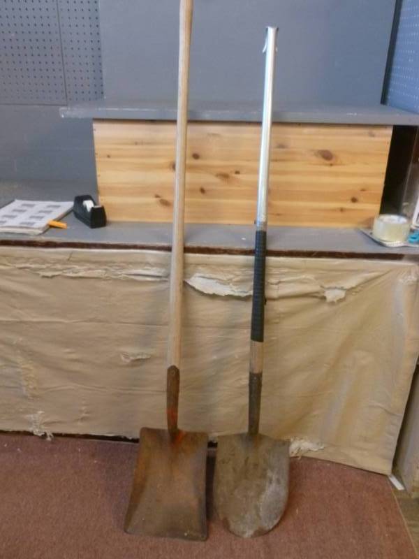 lot 133 image: Shovels