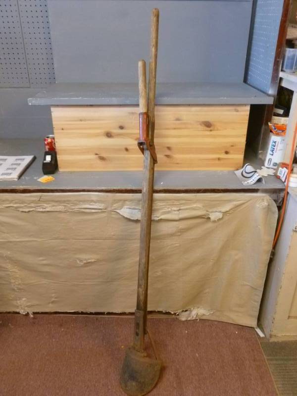 lot 186 image: Vintage Tile Shovel