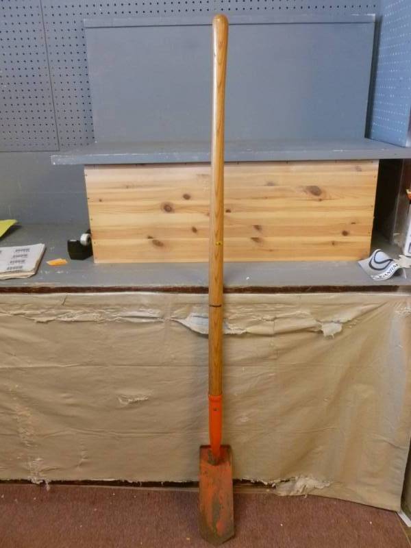 lot 195 image: Tiling Shovel