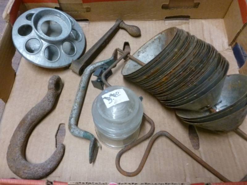 lot 221 image: Vintage Items