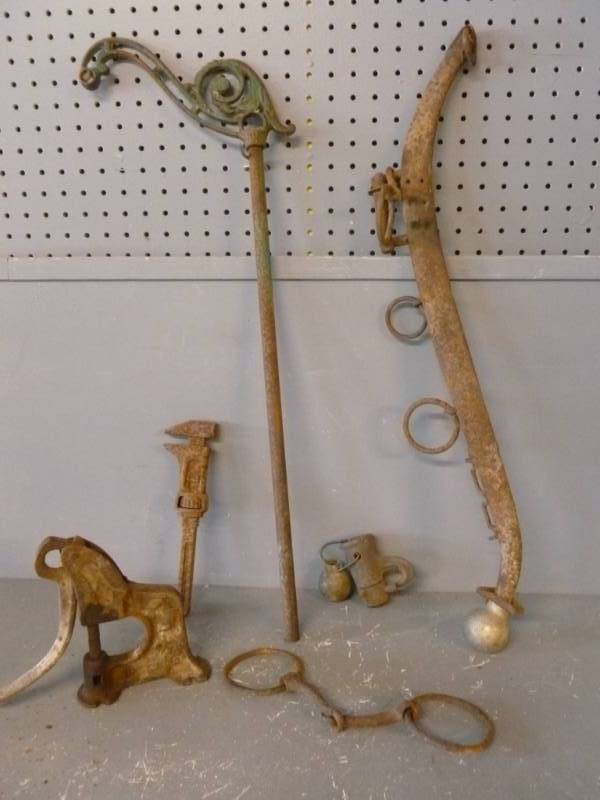 lot 230 image: Vintage Items