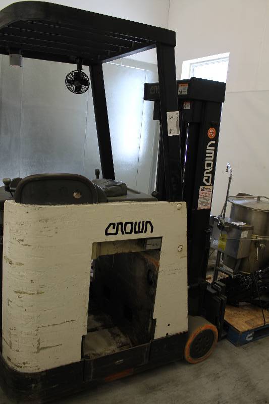 lot 3 image: Crown Stand-up Fork Lift w Cascade Sideshifter Attachment