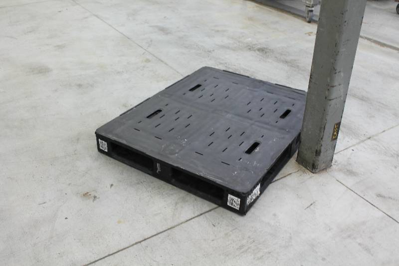 lot 50 image: Lot of (15) Plastic Pallets