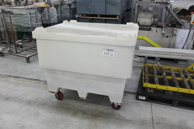 lot 132 image: Plastic Rolling Bin