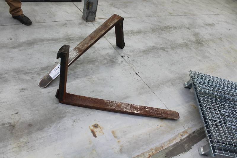 lot 141 image: Fork Lift Forks