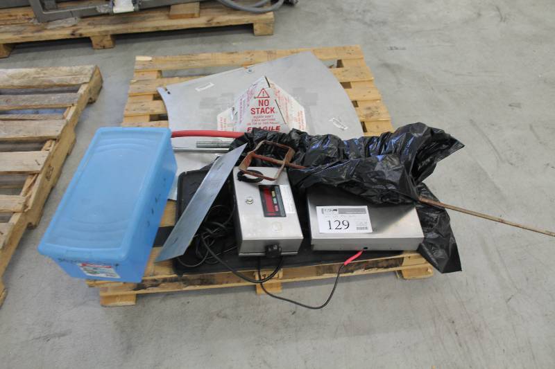 lot 129 image: Doron Scale w Misc Parts