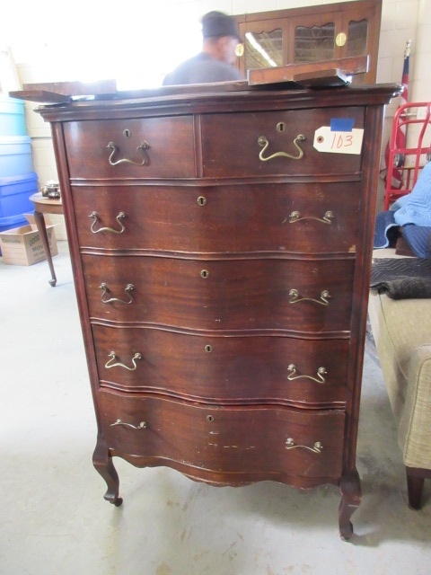 lot 103 image: ANTIQUE CHEST OF DRAWERS WITH MIRROR