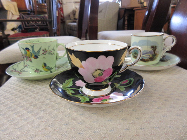 lot 164 image: TEA CUPS AND SAUCERS