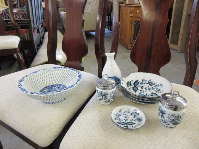 lot 186 image: BLUE ONION DISHES