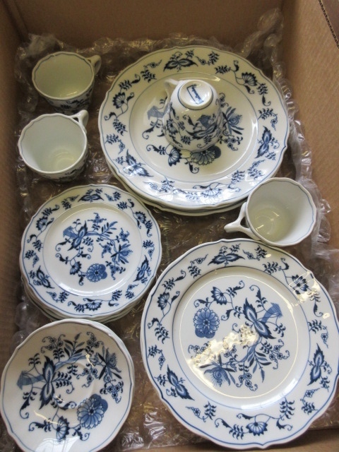 lot 187 image: BLUE DANUBE FINE CHINA DINNERWARE