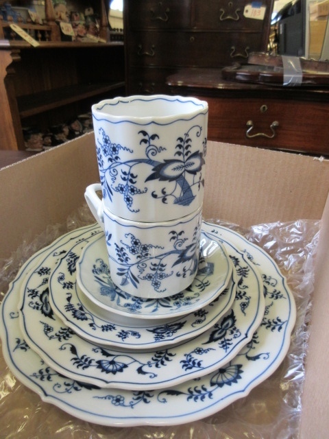 lot 189 image: BLUE DANUBE FINE CHINA DINNERWARE