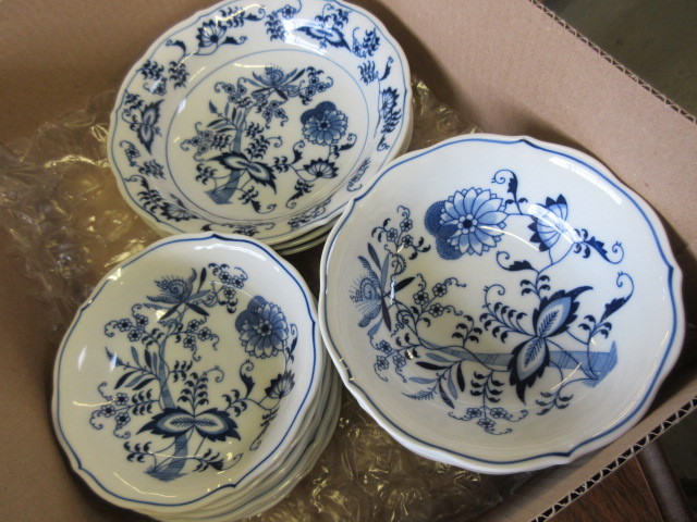 lot 190 image: BLUE DANUBE FINE CHINA DINNERWARE