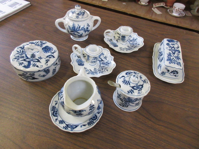 lot 192 image: BLUE DANUBE FINE CHINA DINNERWARE
