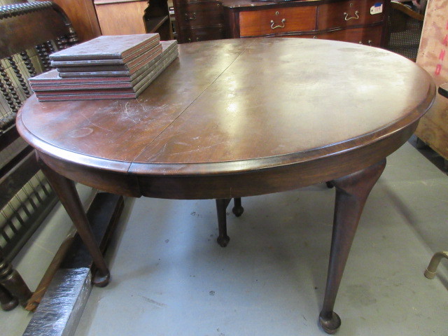 lot 100 image: DINING ROOM TABLE WITH CHAIRS