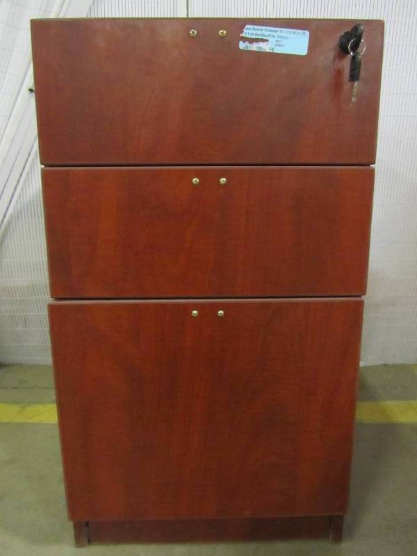 lot 33 image: Boss Deluxe Pedestal 15-12 W by 22 D Full BoxBoxFile, Cherry