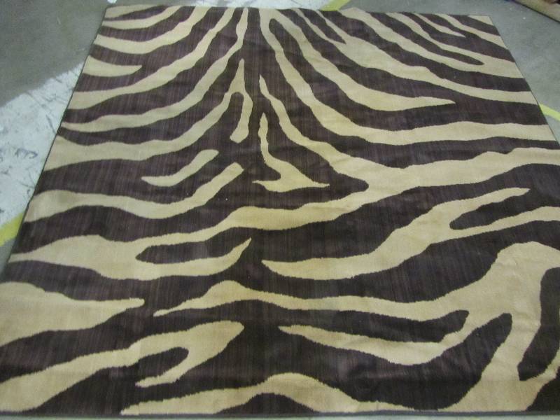 lot 44 image: 8ft x 8ft area rug