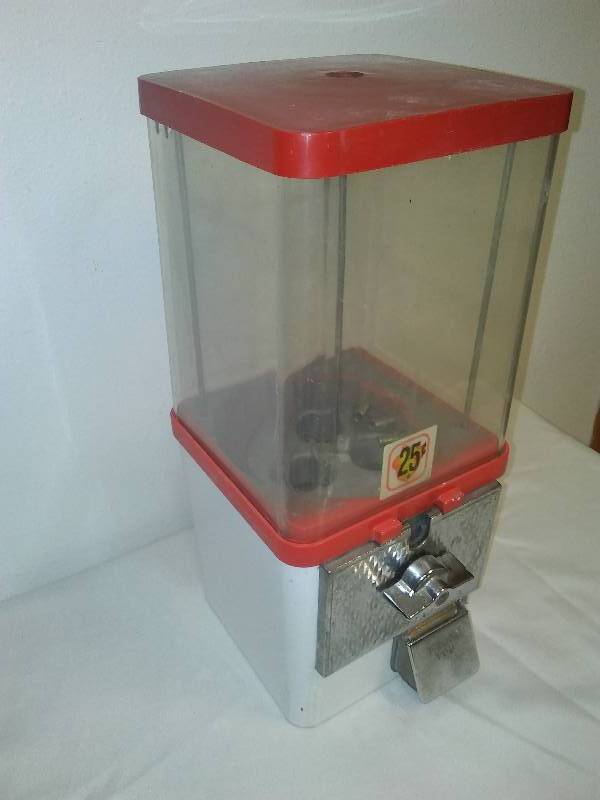 lot 16 image: Vintage Komet Koin King Coin 25 Cent Gumball Dispensing Machine