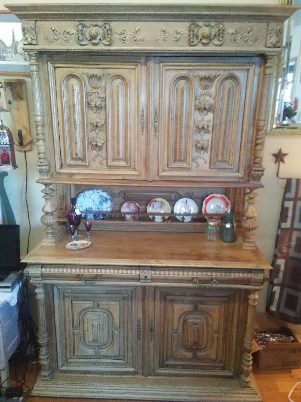 lot 1 image: 1880s Antique Buffet and Hutch from Germany.