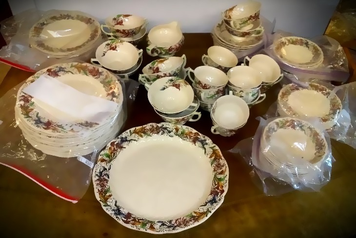 lot 4 image: Vintage Royal Doulton 12 place Setting China