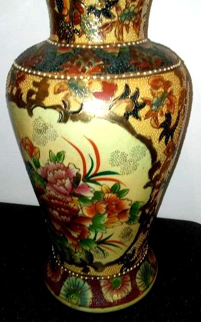 lot 10 image: Ornate Asian Vase