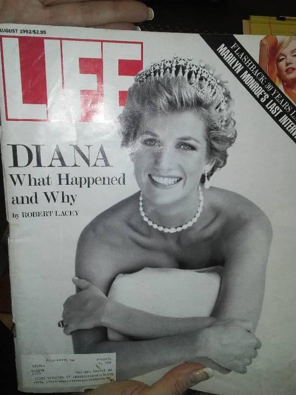 lot 146 image: Marilyn Monroe Paper Dolls and Life Magazine (August 1992)