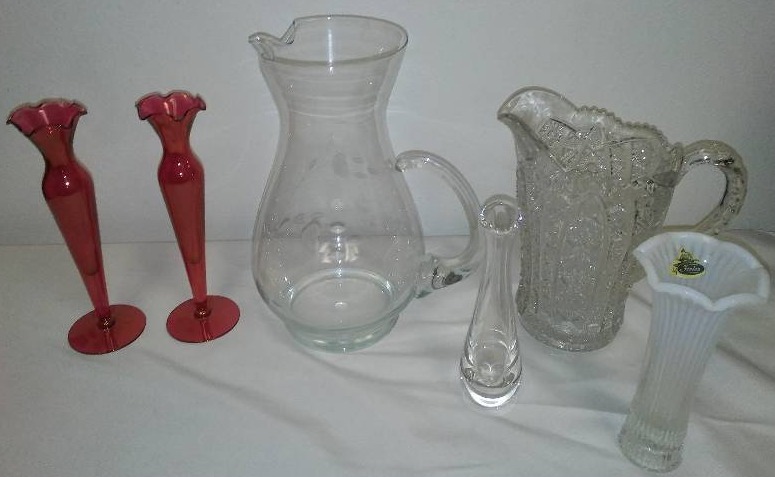 lot 74 image: Pitchers, bud vases, Fenton Milk Glass